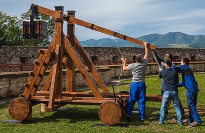 Južnému opevneniu Trenčianskeho hradu kraľuje trebuchet