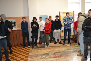 vian_posed_2414