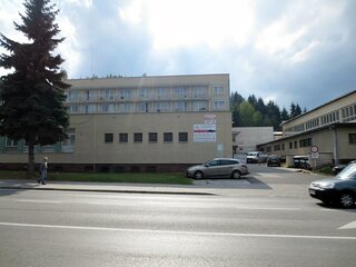 Možnosť parkovania pri budove školy