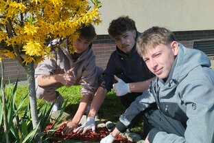 Zväčšiť fotografiu - Deň zeme v znamení upratovania okolia soš remesiel