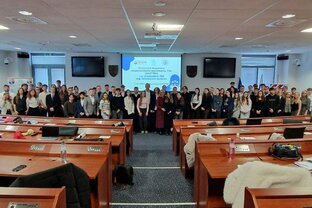 Zväčšiť fotografiu - Sme tam, kde sa rozhoduje o mladých!