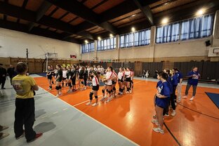 Zväčšiť fotografiu - Účasť našich dievčat na okresnom kole vo volejbale dievčat sš