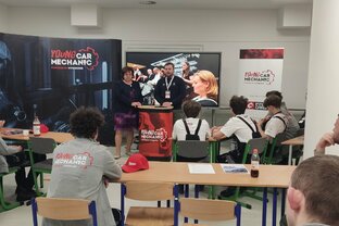 Zväčšiť fotografiu - Young car mechanic 2026