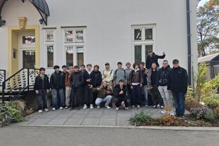 Zväčšiť fotografiu - Z lavíc rovno medzi príbehy